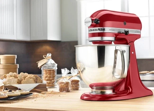 Batidora KitchenAid Artisan roja en una cocina